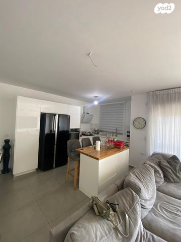 דירה, נתן אלתרמן, רחובות החדשה, רחובות