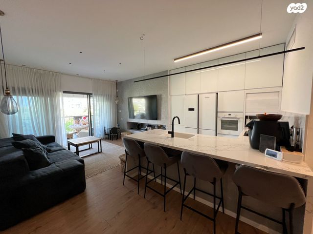 ניסים אלוני 