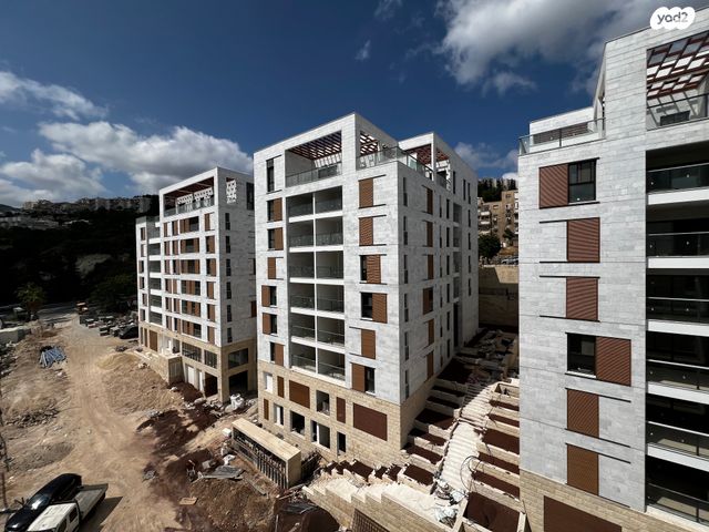 גג/ פנטהאוז, נשר