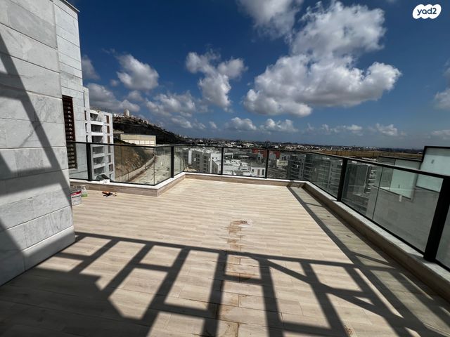 גג/ פנטהאוז, נשר