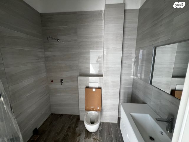 גג/ פנטהאוז, נשר