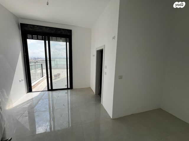 גג/ פנטהאוז, נשר