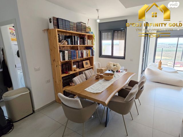 גג/ פנטהאוז, יקינטון, הפרחים, חריש