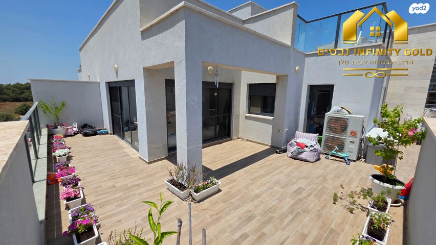 גג/ פנטהאוז, יקינטון, הפרחים, חריש