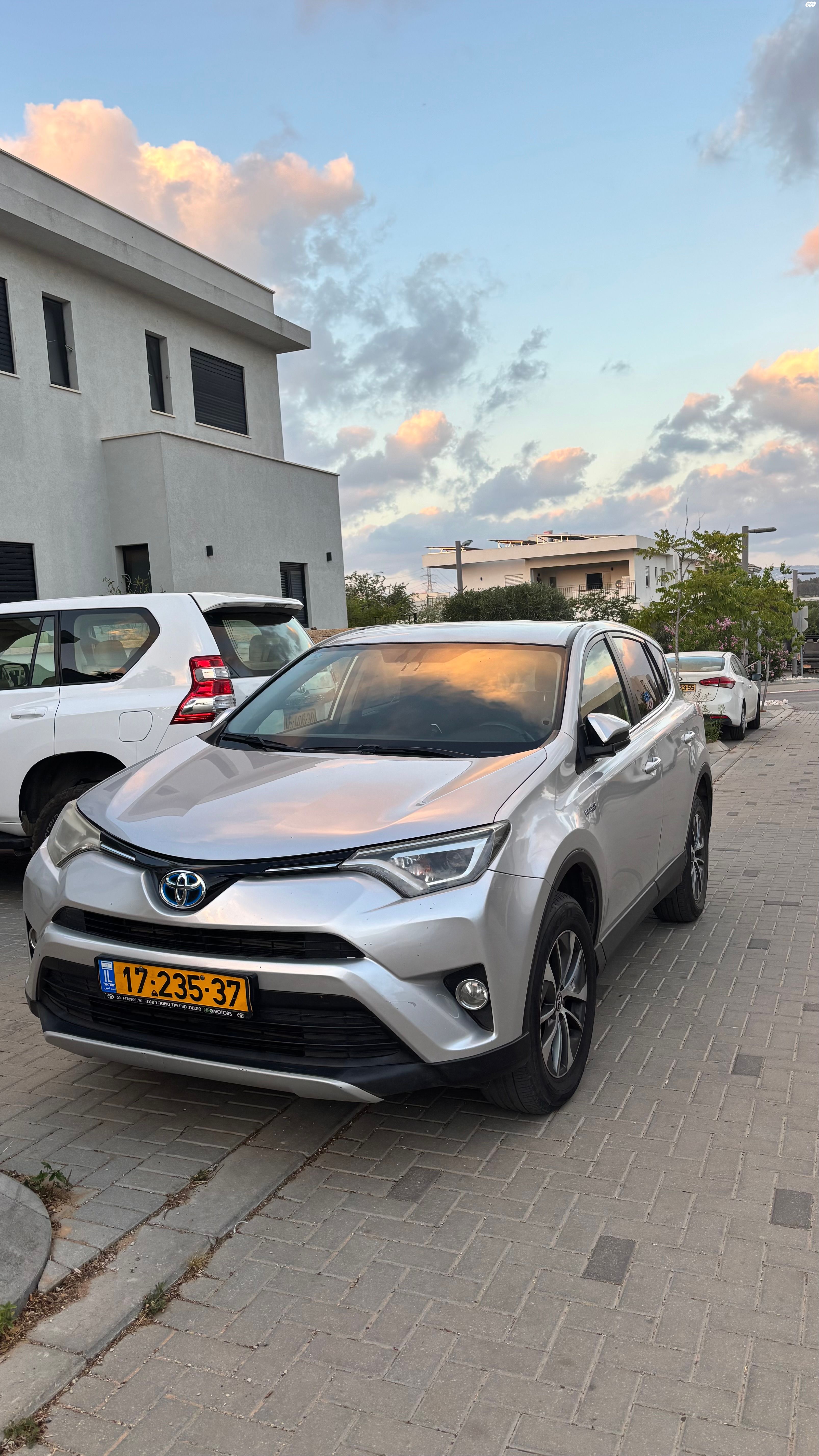 מודעת רכב טויוטה RAV4