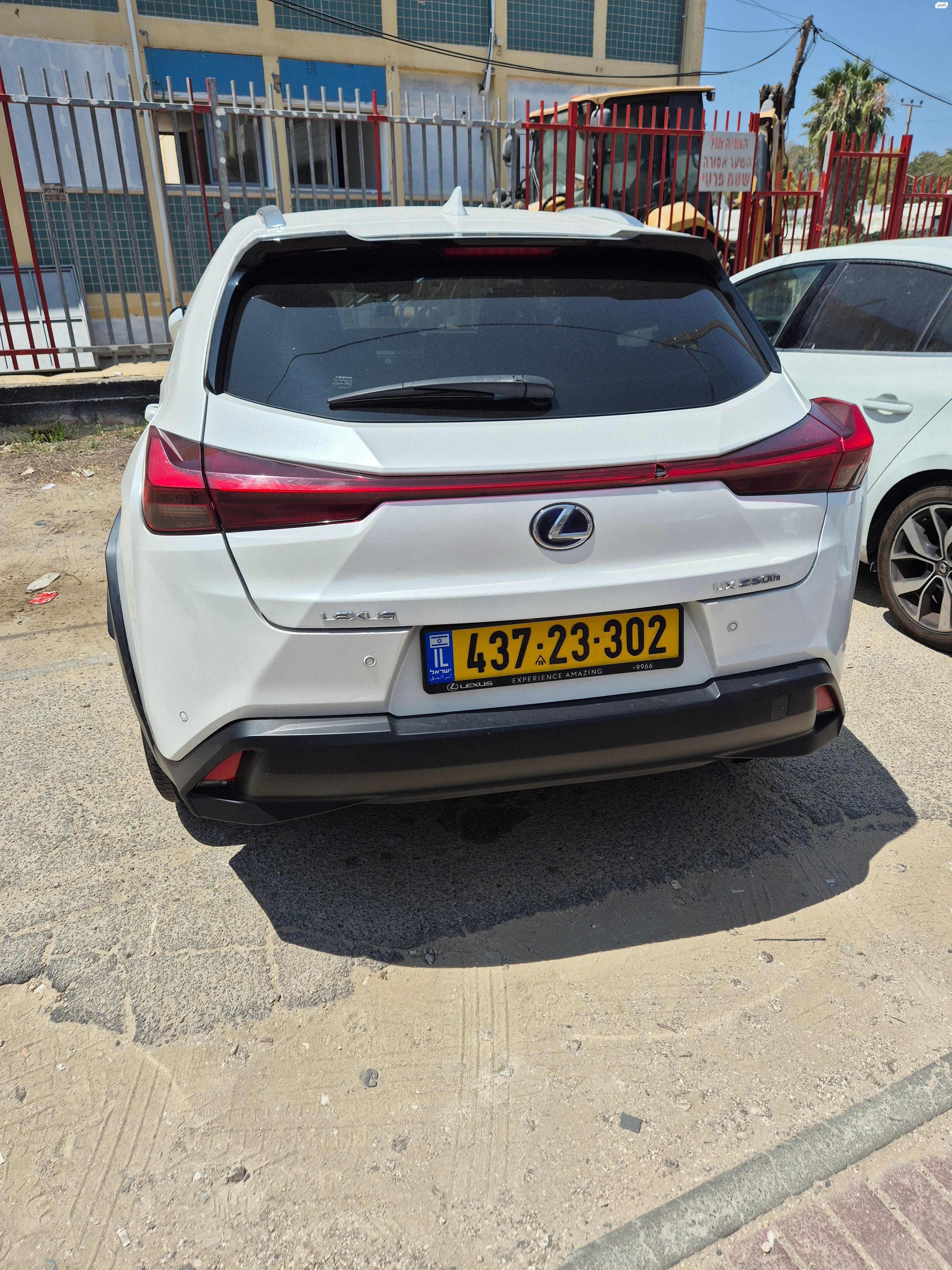 מודעת רכב לקסוס UX 2