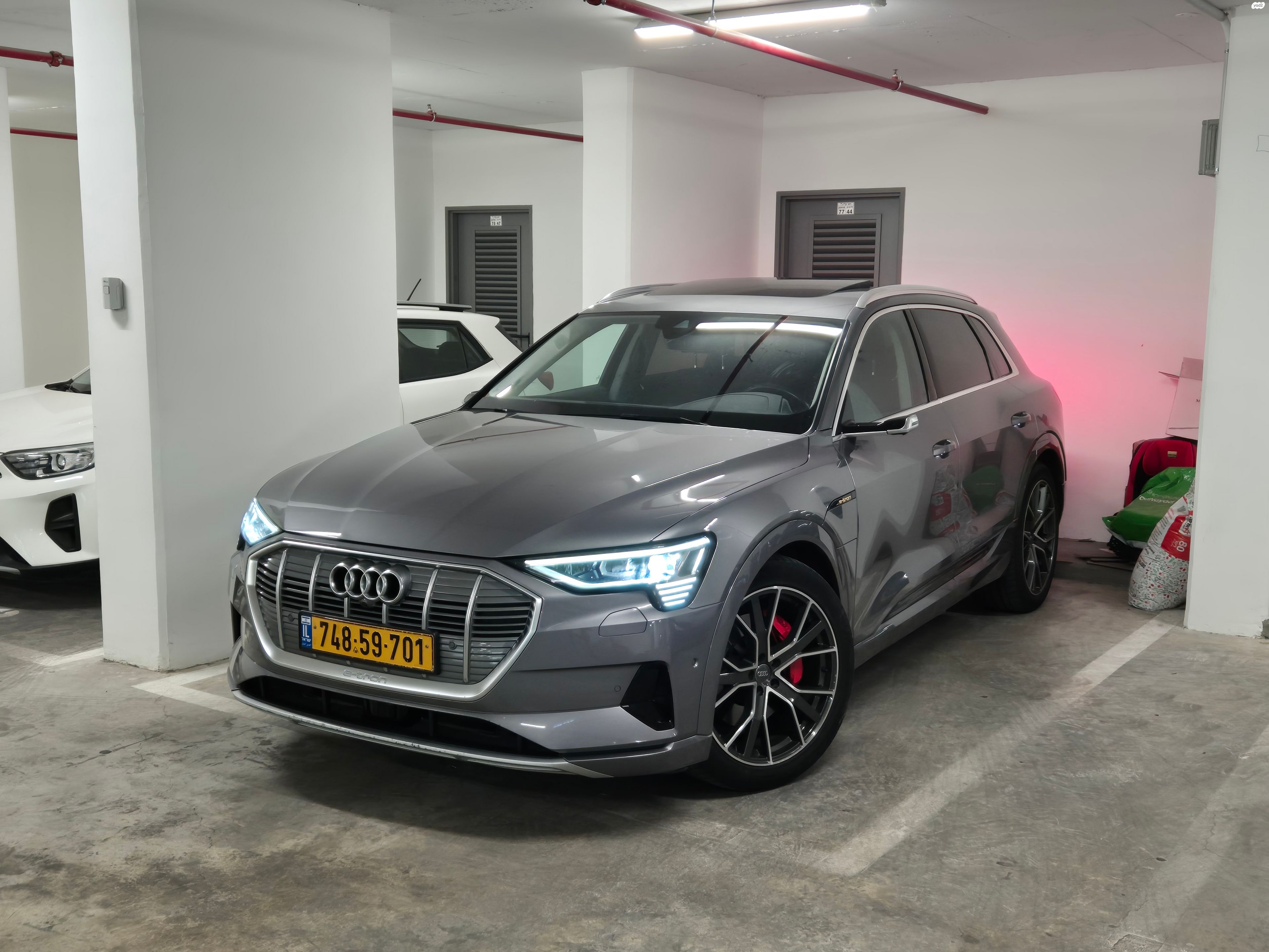 מודעת רכב אאודי E-tron