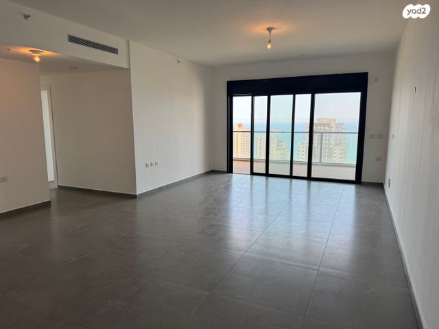 דירה, אמנון ליפקין שחק, נוף הטיילת, נתניה