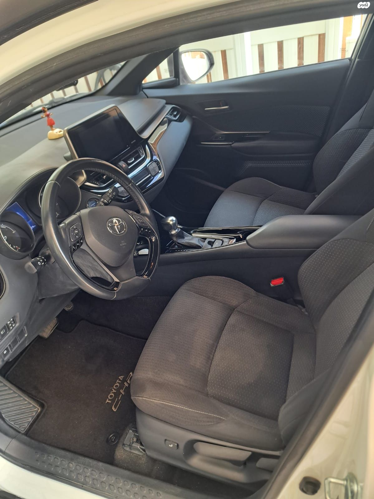 מודעת רכב טויוטה C-HR