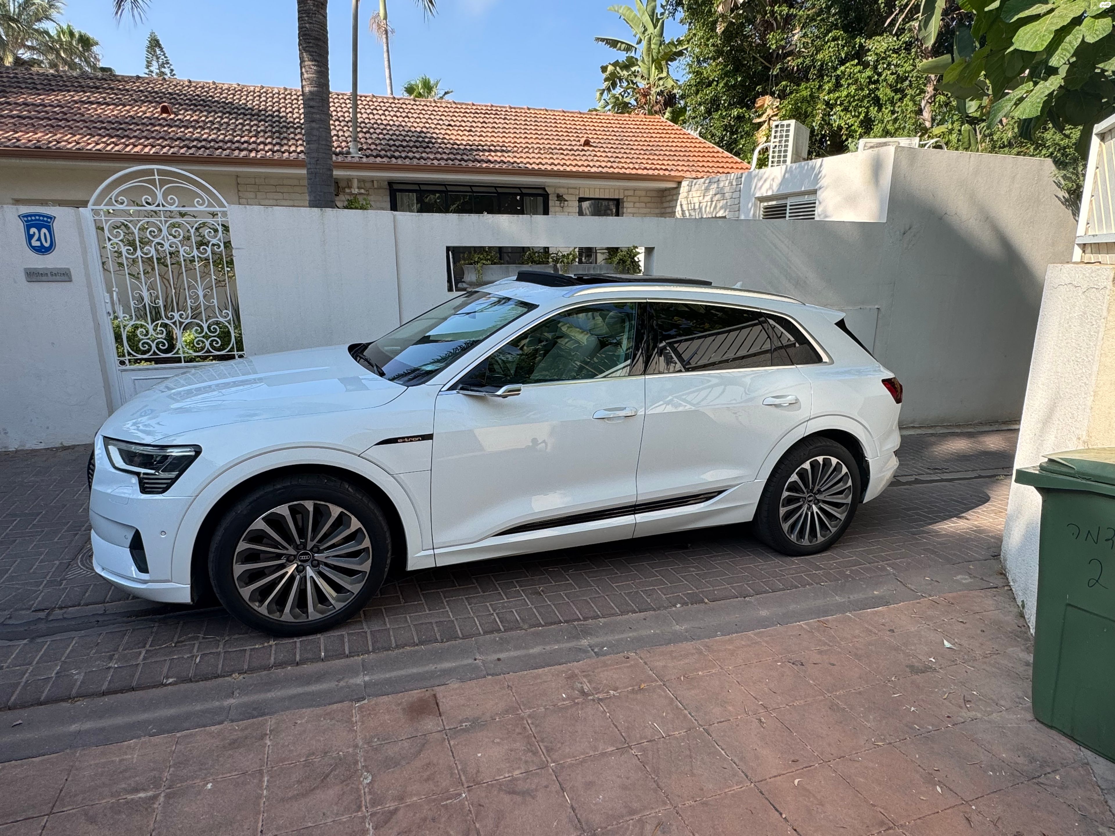 מודעת רכב אאודי E-tron