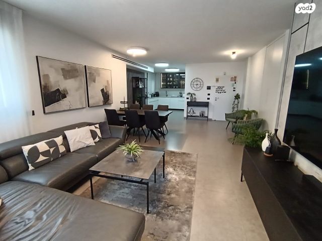 דירה, יחידת 101, אריק שרון, נהריה