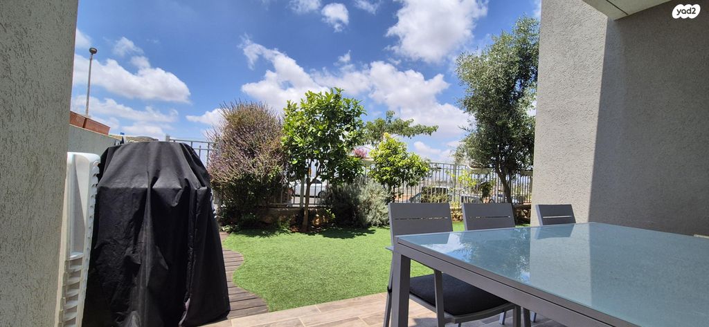 דירת גן, אלה 4, לשם, עלי זהב