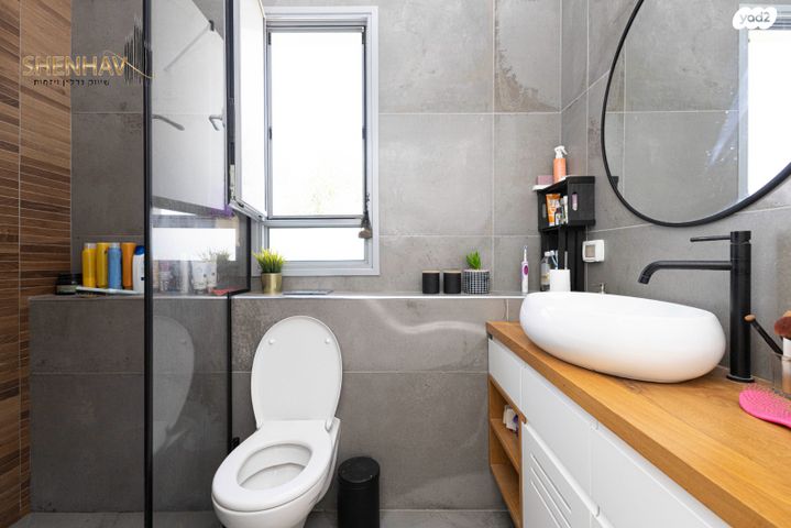 דו משפחתי, תל מונד