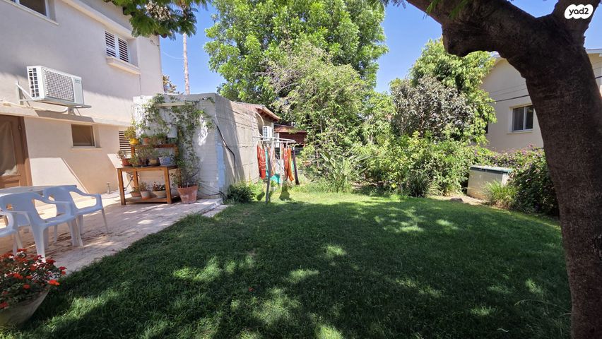 דו משפחתי, יגאל אלון, שאר העיר, מזכרת בתיה