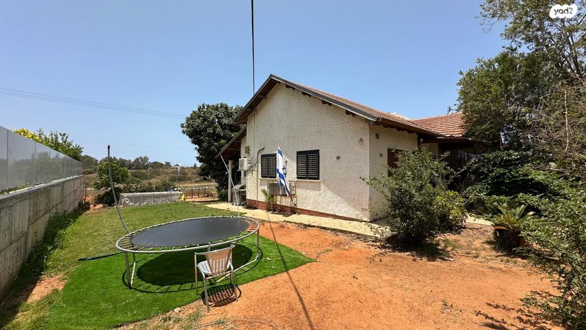 בית פרטי/ קוטג', הצבי, שיכון עממי, הוד השרון