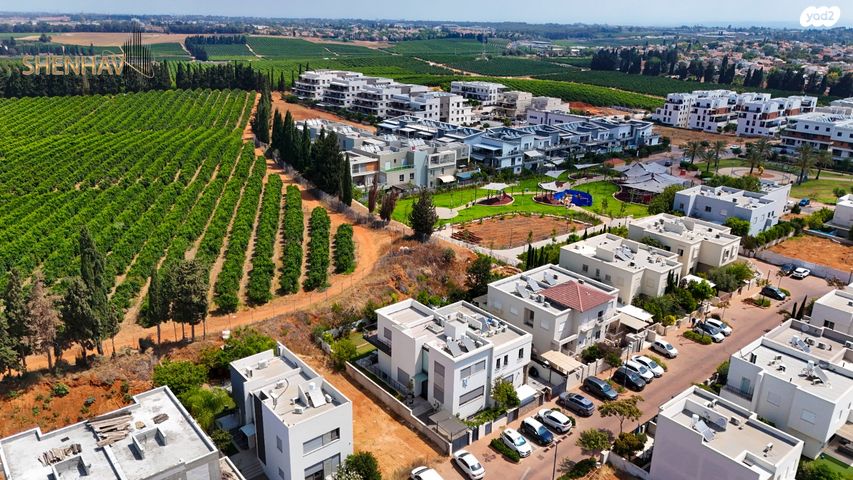 דו משפחתי, תל מונד