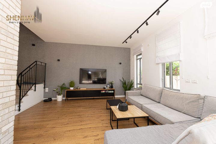 דו משפחתי, תל מונד