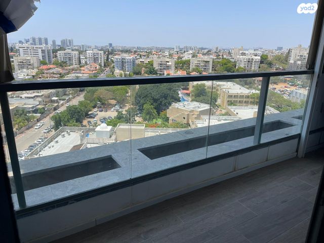 דירה, נתן אלתרמן, רחובות החדשה, רחובות