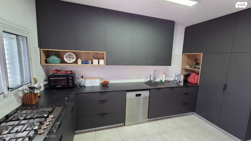 דו משפחתי, יגאל אלון, שאר העיר, מזכרת בתיה