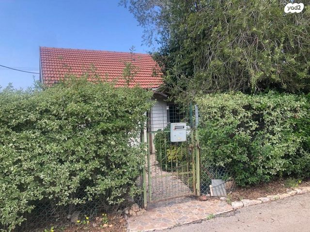 בית פרטי/ קוטג', הצבי, שיכון עממי, הוד השרון