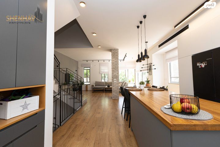 דו משפחתי, תל מונד