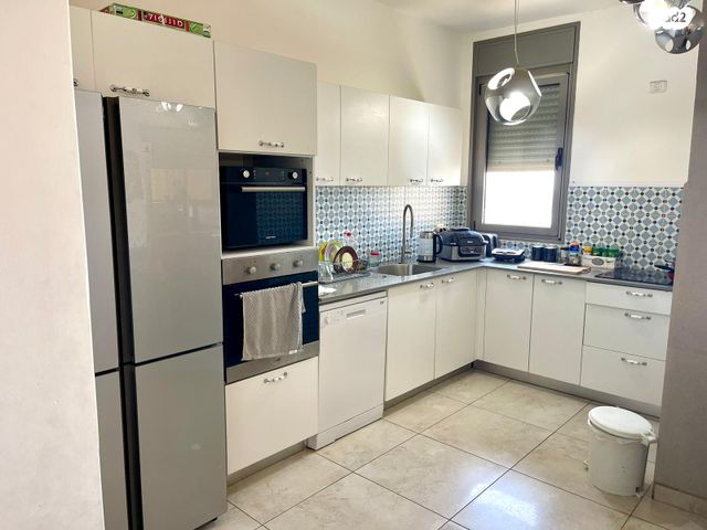 דירה, נתן אלתרמן, רחובות החדשה, רחובות