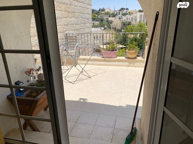 דירה, מרדכי אלקחי, ארמון הנציב, תלפיות מזרח, ירושלים