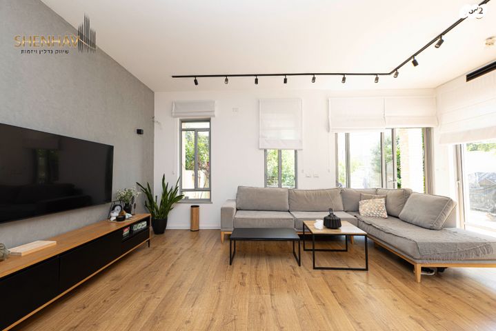 דו משפחתי, תל מונד