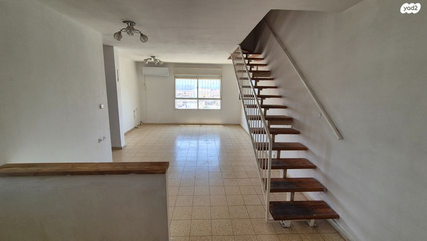 גג/ פנטהאוז, חללי אגוז, גני אביב, לוד