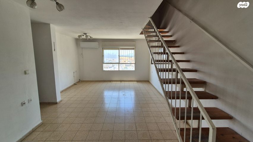 גג/ פנטהאוז, חללי אגוז, גני אביב, לוד