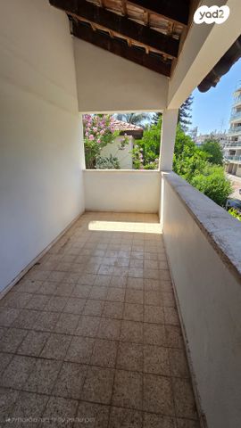 דו משפחתי, יגאל אלון, שאר העיר, מזכרת בתיה