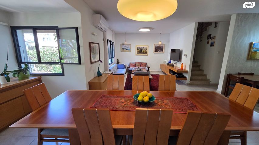 דו משפחתי, יגאל אלון, שאר העיר, מזכרת בתיה