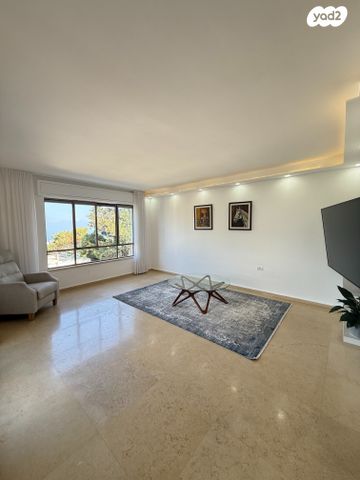 גג/ פנטהאוז, כיכר היינריך היינה, מרכז הכרמל, חיפה