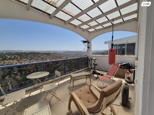 דירת גן, אורנית, אורנית