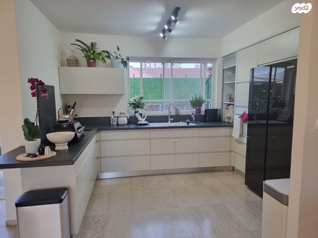 דו משפחתי, משה שפירא 18, צפון מזרח מרכז העיר, נתניה