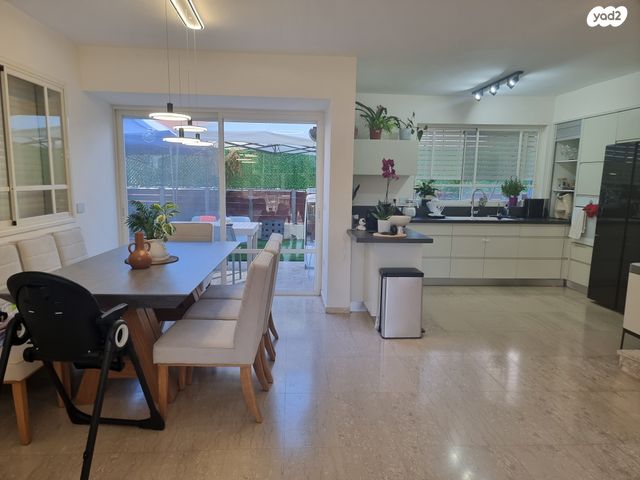 דו משפחתי, משה שפירא 18, צפון מזרח מרכז העיר, נתניה