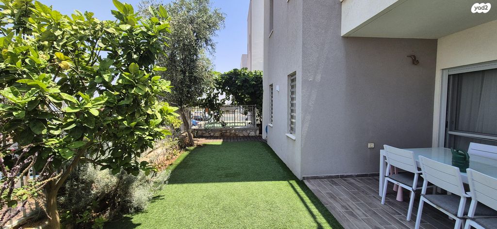 דירת גן, אלה 4, לשם, עלי זהב