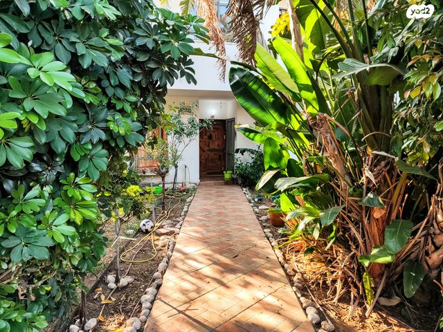 דו משפחתי, חוחית, צוותא ב, אלפי מנשה