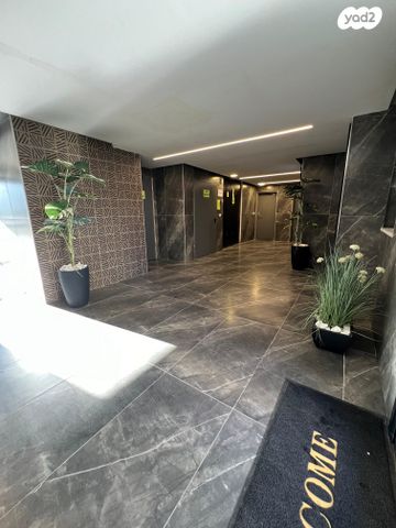 גג/ פנטהאוז, דרך ארץ, עיר היין, אשקלון