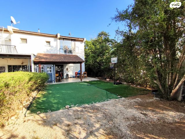 דו משפחתי, חוחית, צוותא ב, אלפי מנשה