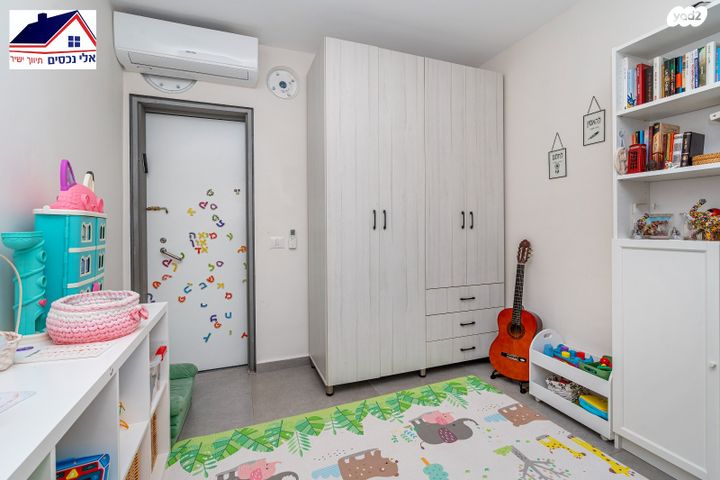 דירת גן, נרקיס, הפרחים, חריש