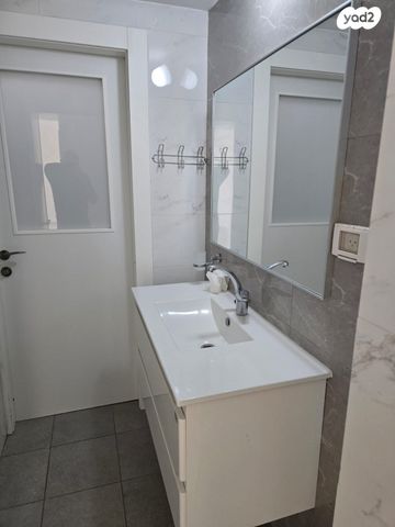 דירה, נחל צלמון, צור יצחק, צור יצחק