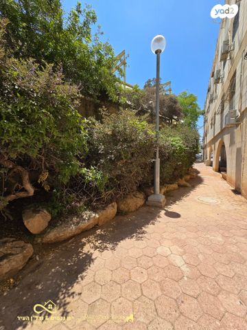 דירה, מבוא הגבים, הנחלים, מעלה אדומים