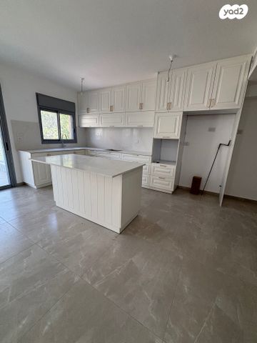 דירה, הברושים 28, מרכז העיר, סביניה, הוותיקה, קרית ביאליק