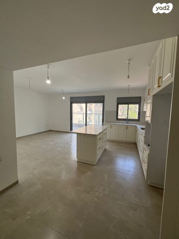 דירה, הברושים 28, מרכז העיר, סביניה, הוותיקה, קרית ביאליק