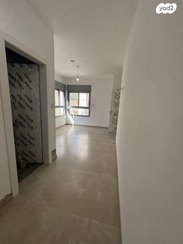 דירה, הברושים 28, מרכז העיר, סביניה, הוותיקה, קרית ביאליק