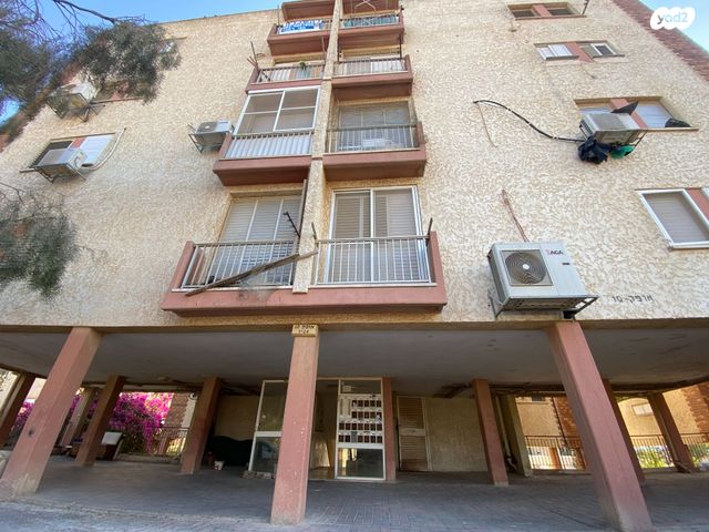 דירה, אפק, נעורים, ערד