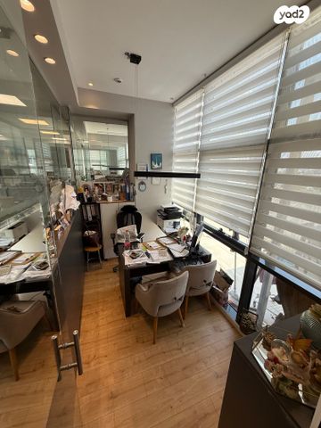 משרדים, חולון