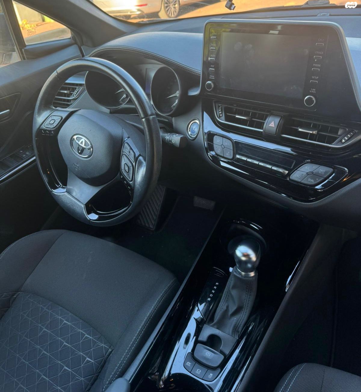 מודעת רכב טויוטה C-HR