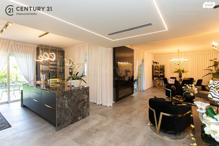 דירת גן, כיכר היינריך היינה, מרכז הכרמל, חיפה